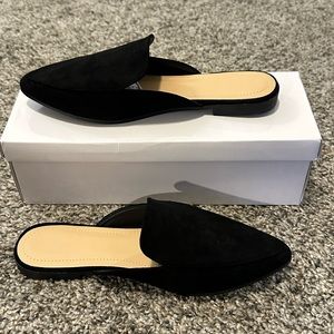 Black point toe loafers